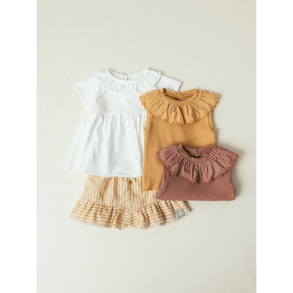 Englische Stickerei Ocker Shorts mit Ajour-Muster nachhaltige Babykleidung Schweiz