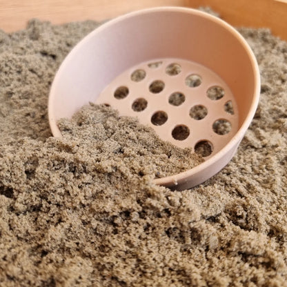 Pinkes Kunststoff-Sieb zum Durchsieben von Kinetischem Sand im Produkt Sieb