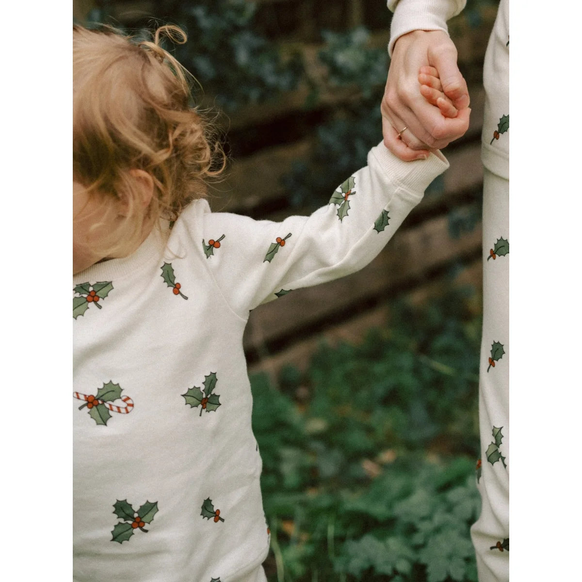 Weiße Langarm-Pyjama-Oberteil mit grünen Stechpalmen und roten Beeren für Kids, Weihnachten