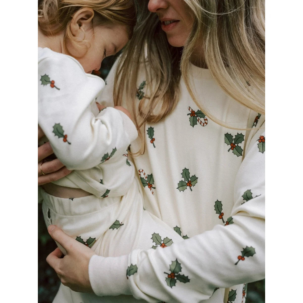 Weihnachtliche Slim-Pyjamas Kids mit Holly-Motiv in Creme