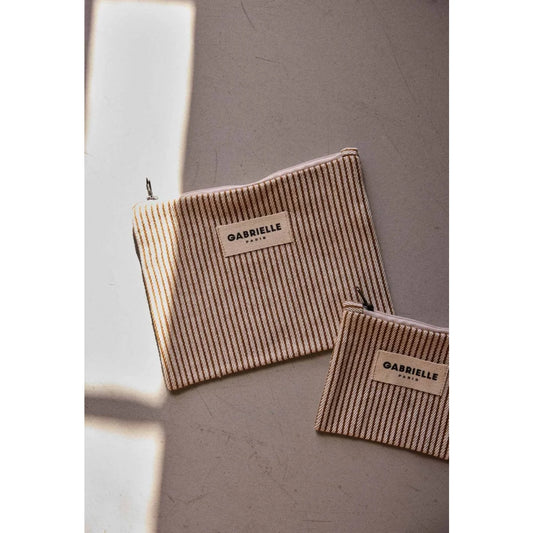 Kleine pouch argile stripes in beige und braun gestreift mit gabrielle paris etikett ideal für ökologische baby- & kinderprodukte