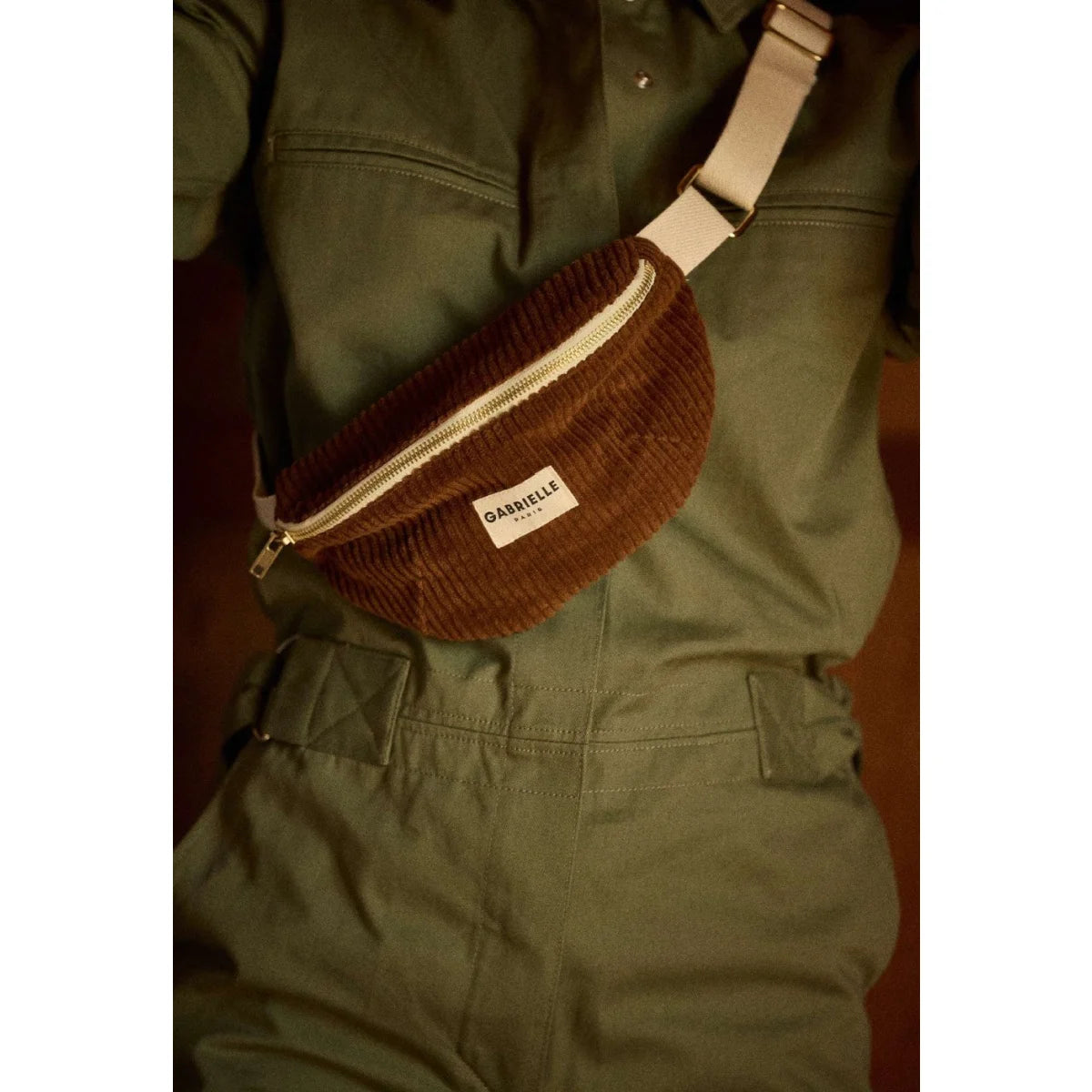 Gabrielle Paris Small Waist Bag Velvet Camel aus Cordsamt quer über dem Körper getragen