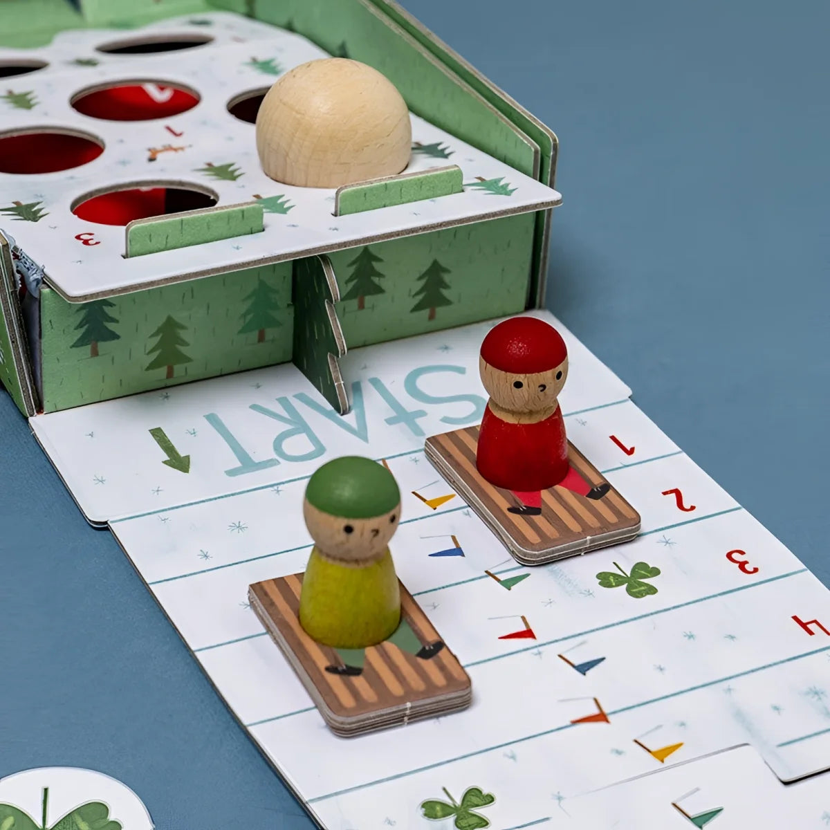 Snow Race Tiny Game: Bunte Holzfiguren auf Schnee-Rennstrecke