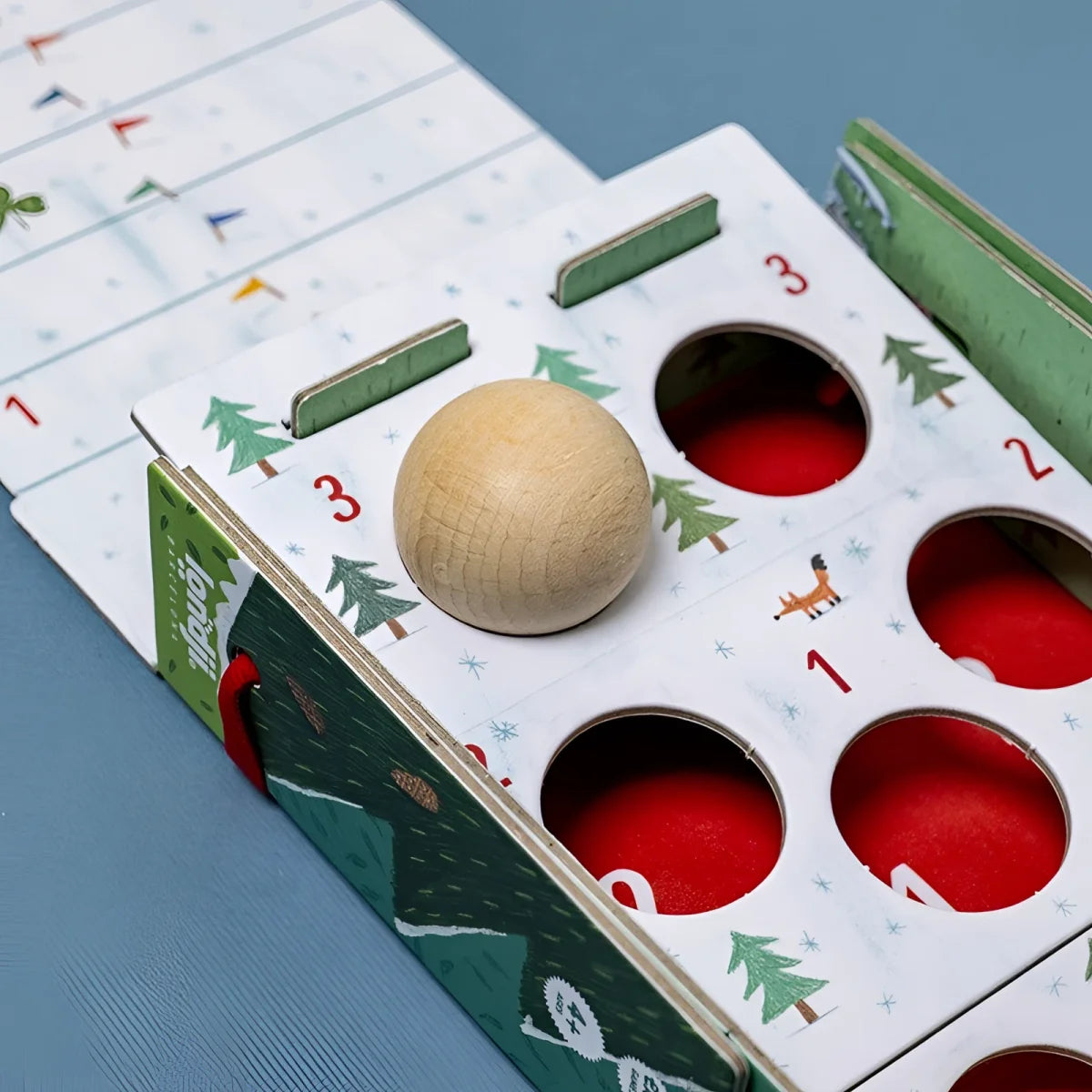 Holzball auf Snow Race Tiny Game Adventskalender mit Tannenbaum