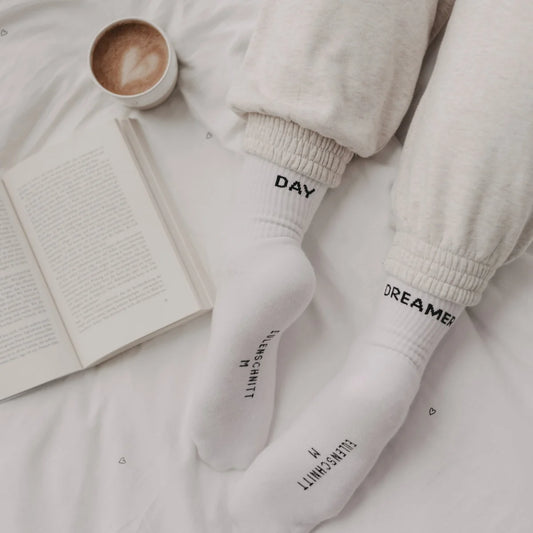 Weiße Socken Day Dreamer mit Text Day und Dreamer aus weichem Strick