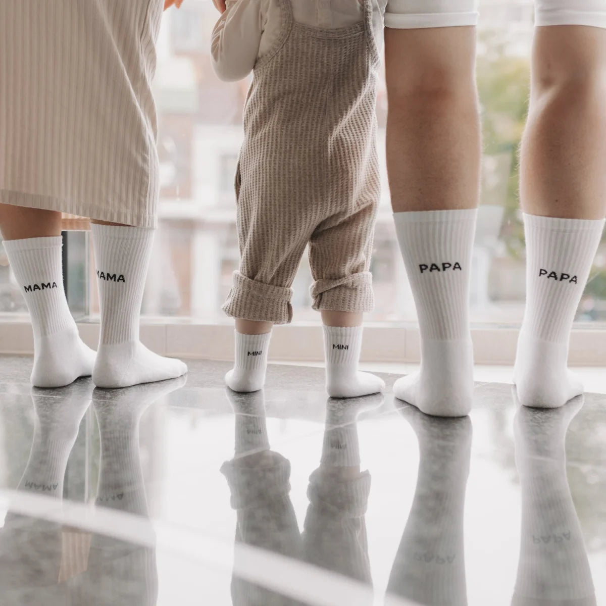 Weiße Socken MAMA mit Mama Papa Mini Stickerei, nachhaltige Babysocken Schweiz