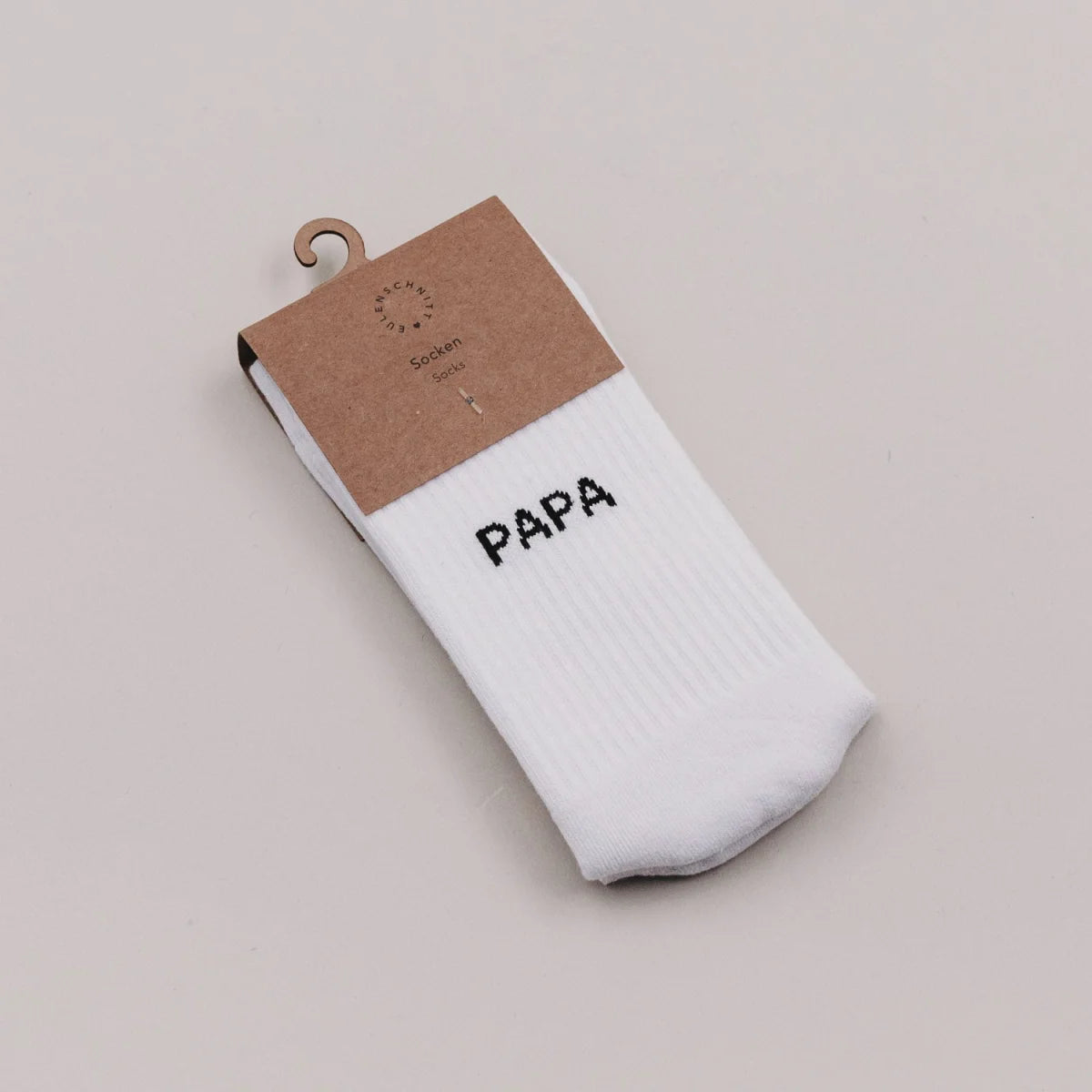 Weiße Socken Papa mit schwarzer Stickerei in braunem Kartonhülsen