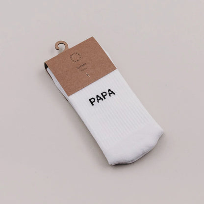 Weiße Socken Papa mit schwarzer Stickerei in braunem Kartonhülsen