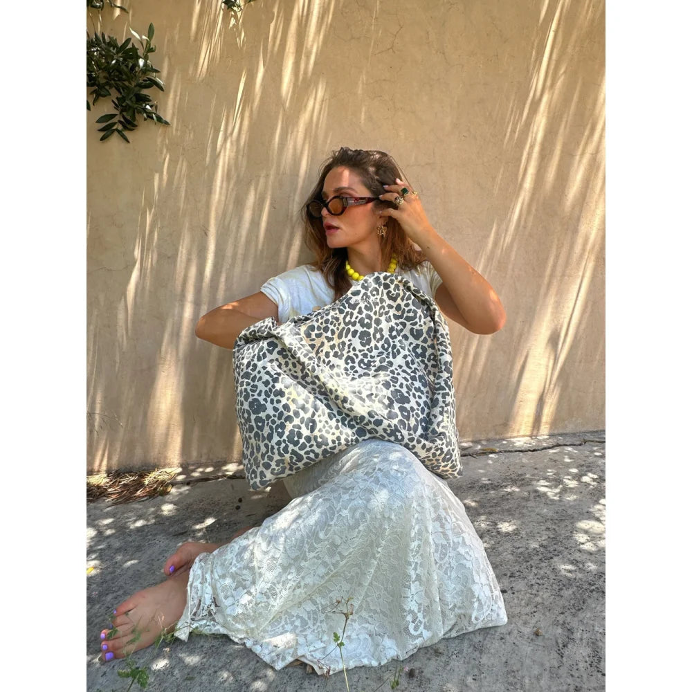 Frau mit Leopardenmuster-Tasche aus weicher Baumwolle für Mütter