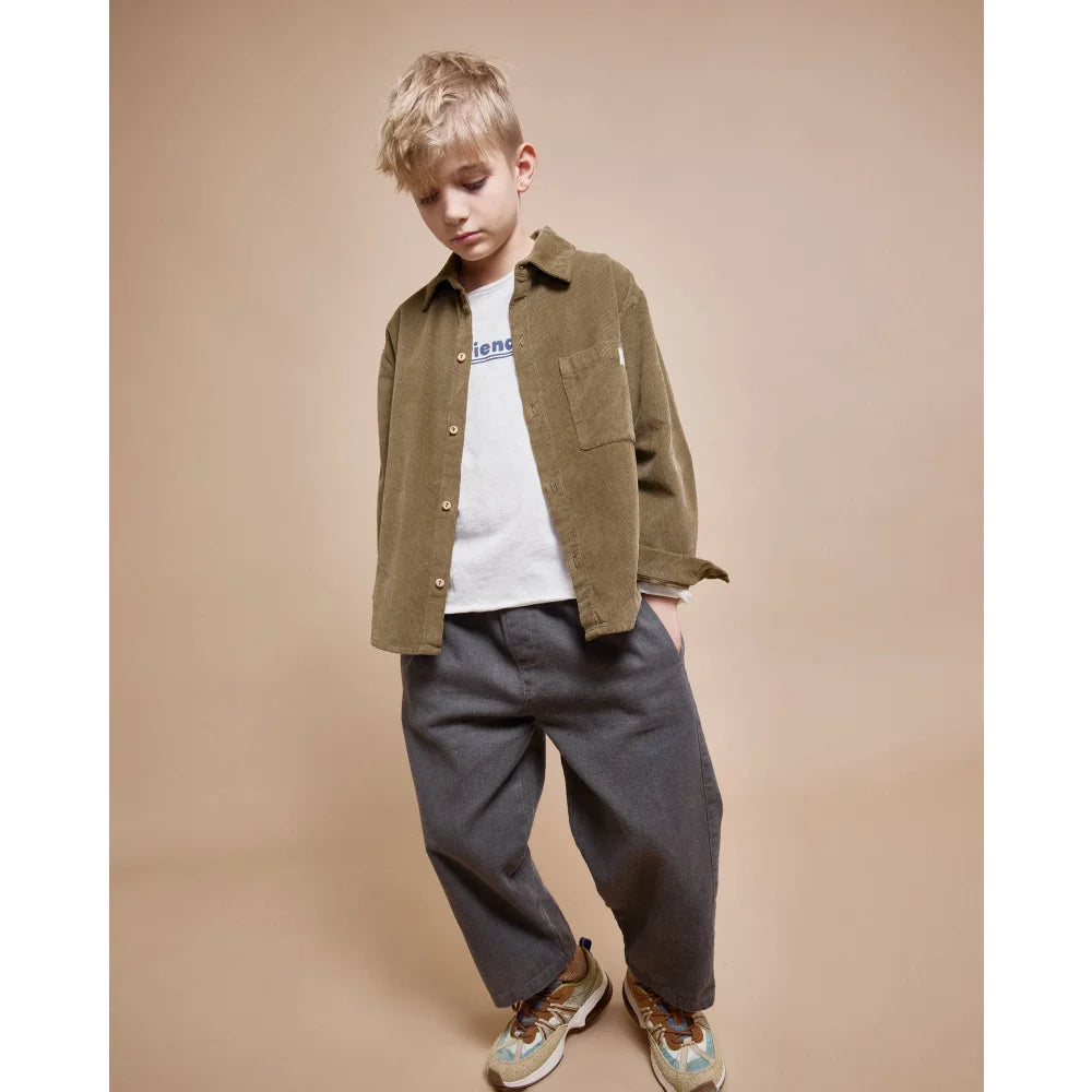 Junge trägt legere Kleidung mit Soft Velour Hemd in Khaki Farbe