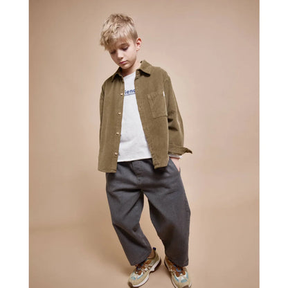 Junge trägt legere Kleidung mit Soft Velour Hemd in Khaki Farbe