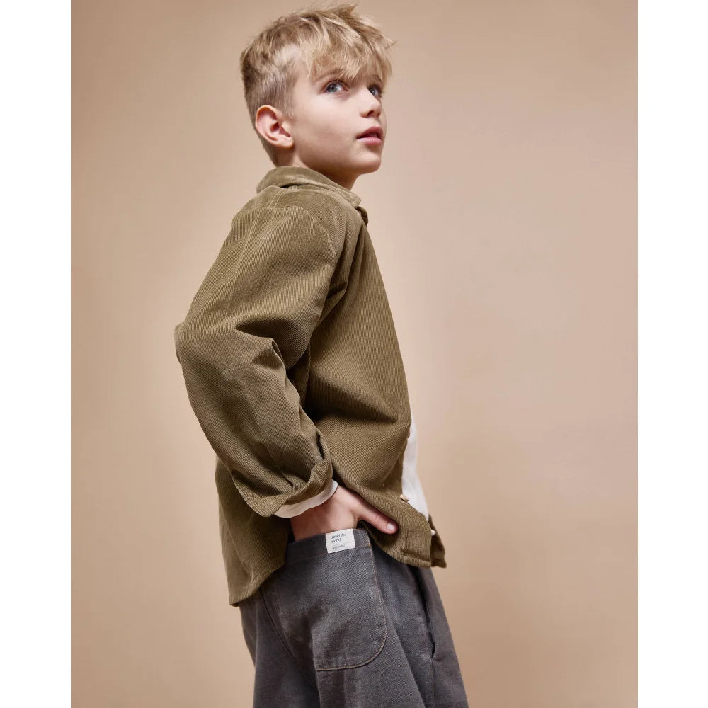 Junge in Cordhemd und grauen Hosen trägt das Soft Velour Shirt Kaki