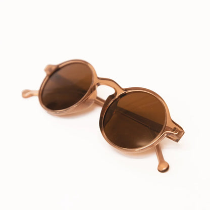 Kindersonnenbrille Glee Ambar von Mrs Ertha von der Seite