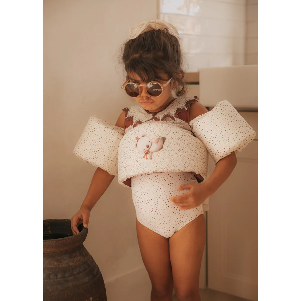 Kind trägt die Glee Kindersonnenbrille von Mrs Ertha