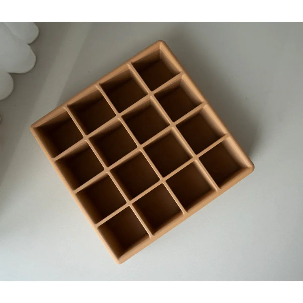 Terrakottafarbene sortierschale aus silikon mit 16 quadratischen fächern ideal zur aufbewahrung und eiswürfelformung