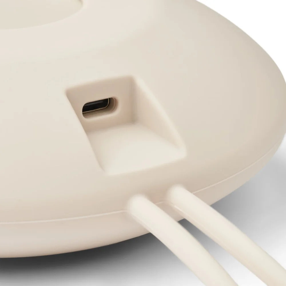 Beige Sound Machine Jordi Sandy Oat mit USB-C Anschluss und dünnen Kabeln