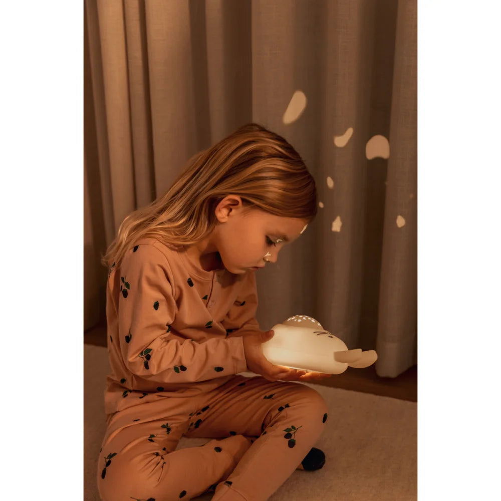 Junge Mädchen in Schlafanzug hält leuchtende Wolken-Nachtlampe im Produkt Sandy