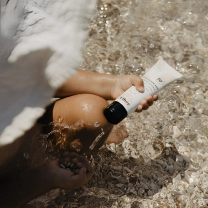 Weiße L’illee Sonnencreme SPF 50+ Tube mit schwarzem Deckel für Babys und Schwangere