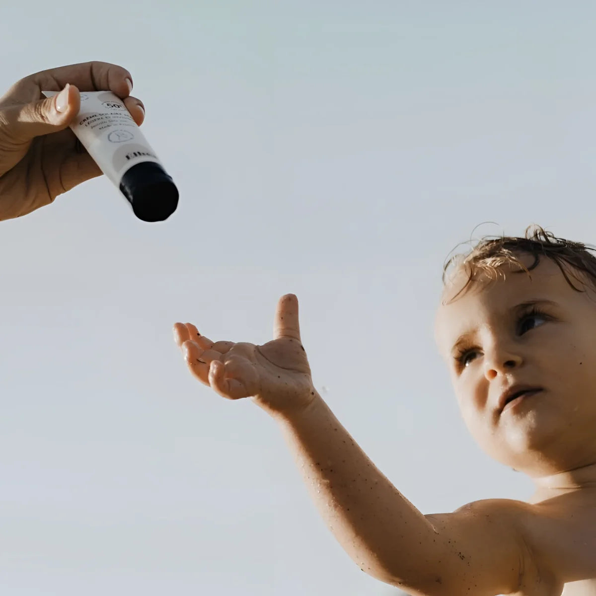 Weiße Tube SPF 50+ Sonnencreme für Babys und Schwangere mit schwarzem Deckel