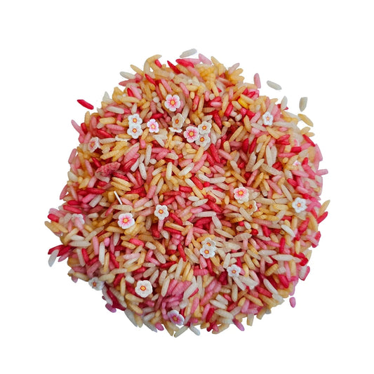 Spielreis-mischung pink flower mix mit buntem reis und kleinen weißen sowie rosa blütenförmigen dekorationen