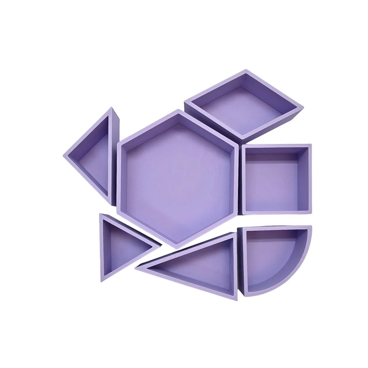 Set aus sieben geometrisch geformten wandregalen in lavendelfarbenen polygonalformen spielschälchen mandigo lila