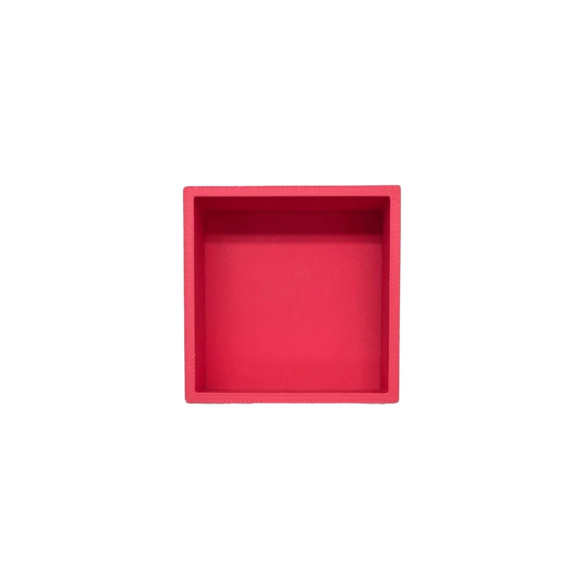 Ein rotes spielschälchen mandigo aus silikon mit glatten oberflächen und erhöhten kanten für ökologische baby- & kinderprodukte