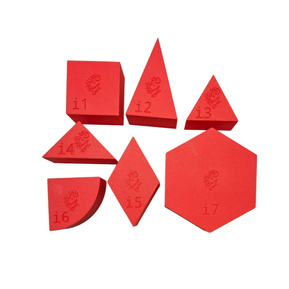 Set aus sieben roten schaumstoff geoshapes mit nummerierung und floraler prägung spielschälchen mandigo ideal für ökologische baby- & kinderprodukte