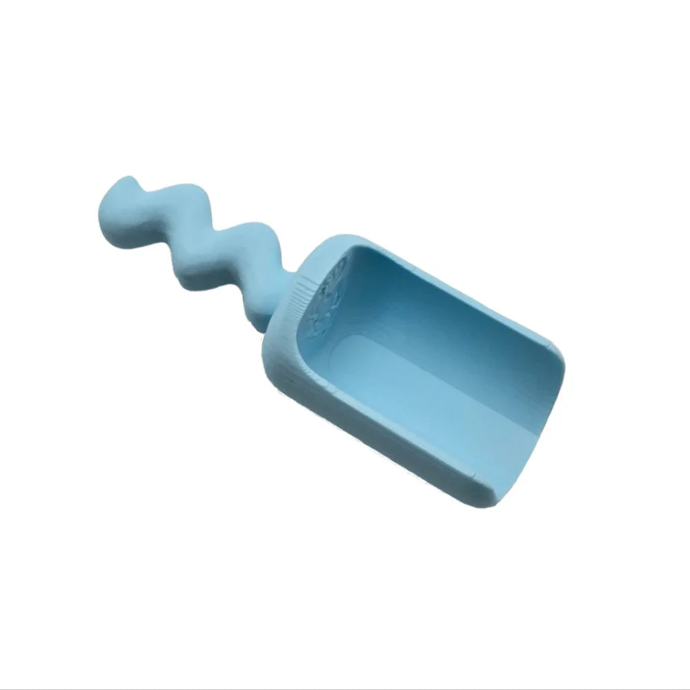 Hellblaues Spielschäufelchen Wave mit Wellengriff, ideal für nachhaltige Kinderprodukte Schweiz