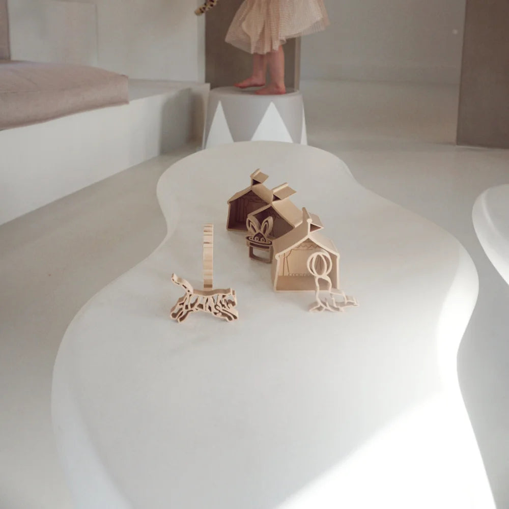 Dekorative Holzvogelhäuser und Tierfiguren aus dem Spielset Zirkus mit Magiesand