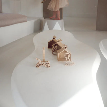 Dekorative Holzvogelhäuser und Tierfiguren aus dem Spielset Zirkus mit Magiesand