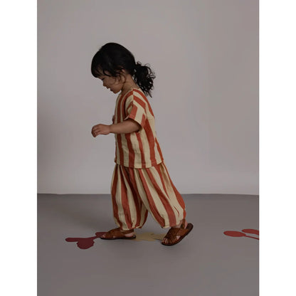 Kind am Rücken: Square Neck T-Shirt Tomato Stripes, rust-creme gestreift, Baumwolle