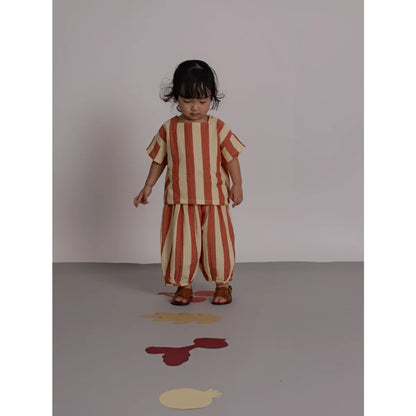 Kind trägt Square Neck T-Shirt Tomato Stripes, orangefarbene Streifen