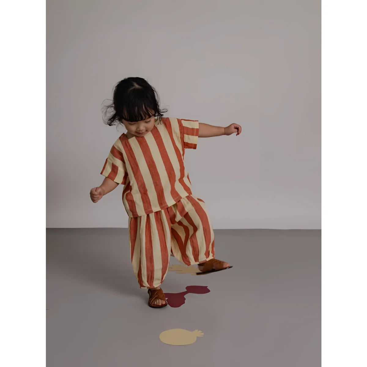 Kind in Quadrathals-Shirt Tomato Streifen, orange-creme gestreift, Rückenansicht