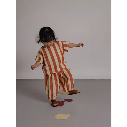 Kind in Quadrathals-Shirt Tomato Streifen, orange-creme gestreift, Rückenansicht