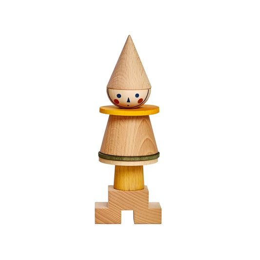 Ein stapelspielzeug stick fig no 01 aus holz mit kegelhut in gelb und grün als geschenke für neugeborene