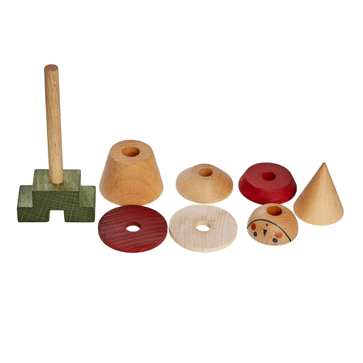Stacking toy stick fig no 04 mit geometrischen holzformen in natur und rot auf grünem sockel als ökologische baby- & kinderprodukte