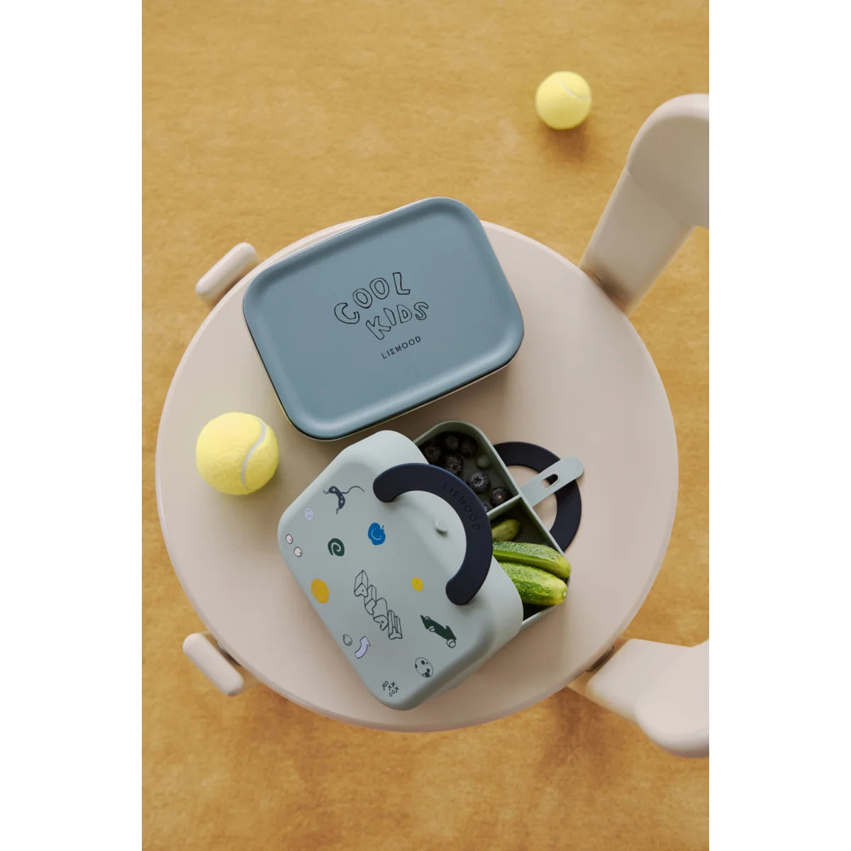 Eckiger leichtblauer Edelstahl lunchbox nina mit coolem kinder design und schwarzem griff mit bunten stickern