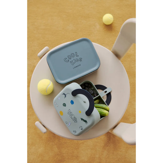 Eckiger leichtblauer Edelstahl lunchbox nina mit coolem kinder design und schwarzem griff mit bunten stickern