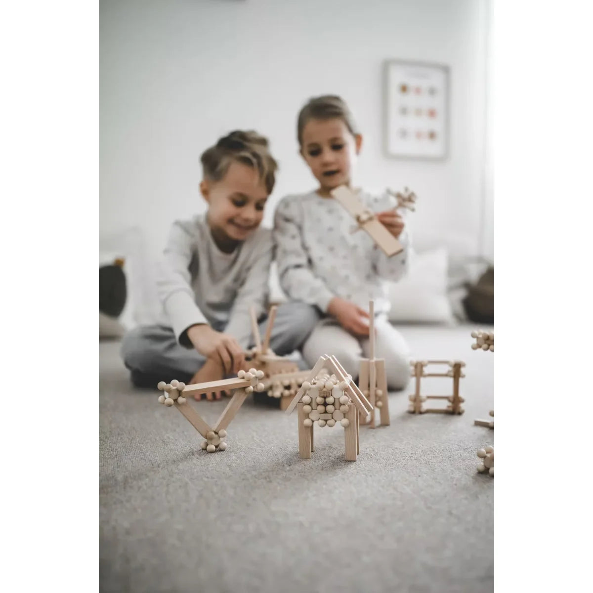 Holzbausatz START 140 mit hellen Sticks, runden Verbindern, 24 Brixis, 20 Twister und 96 Timber Bricks