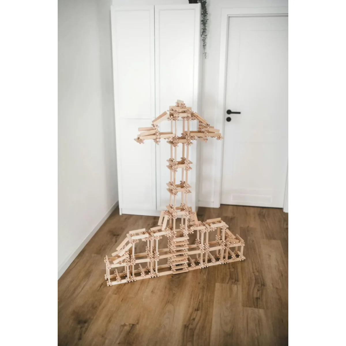 Hohe, filigrane Holzstruktur aus hellen, ineinandergreifenden Stöcken des START 140-Sets