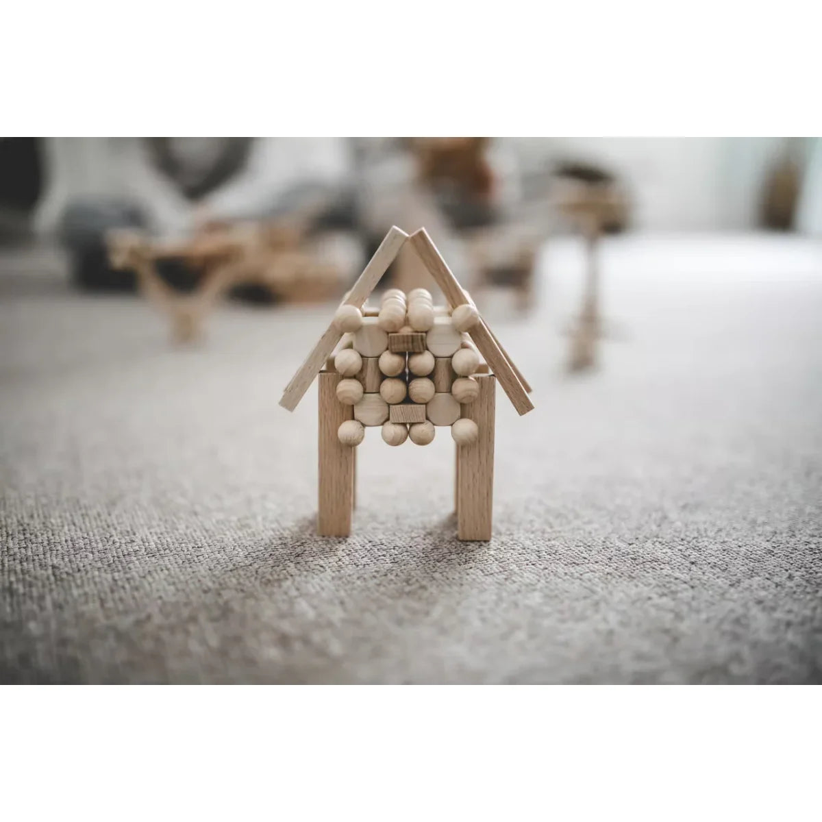 Miniaturhaus aus hellem Holz mit Dreieckdach und Perlenwänden, START 80 Produkt