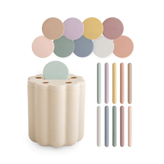 Beige geriffelter silikon stiftehalter mit passendem pastellfarbenem deckel und bunten zylindrischen stiften für steckspiel für münzen