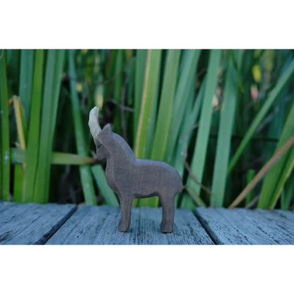 Holzspielzeug Steinbock mit hellfarbenen Hörnern, kindersicheres Naturprodukt