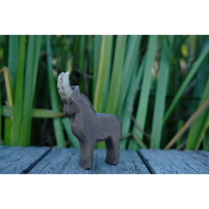 Graue Holzspielzeugziege mit hellen Hörnern aus dem Produkt Steinbock