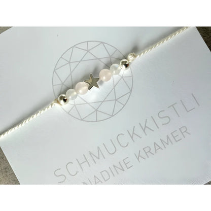 Feines weißes sternenarmband mit perlen und silbernen kugeln aus nachhaltiger babykleidung schweiz ideal als geschenk