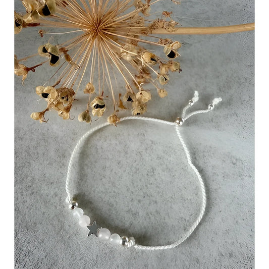 Weisses sternenarmband aus geflochtenem kordel mit silbernen perlen und sternanhänger, ideal für ökologische baby- & kinderprodukte