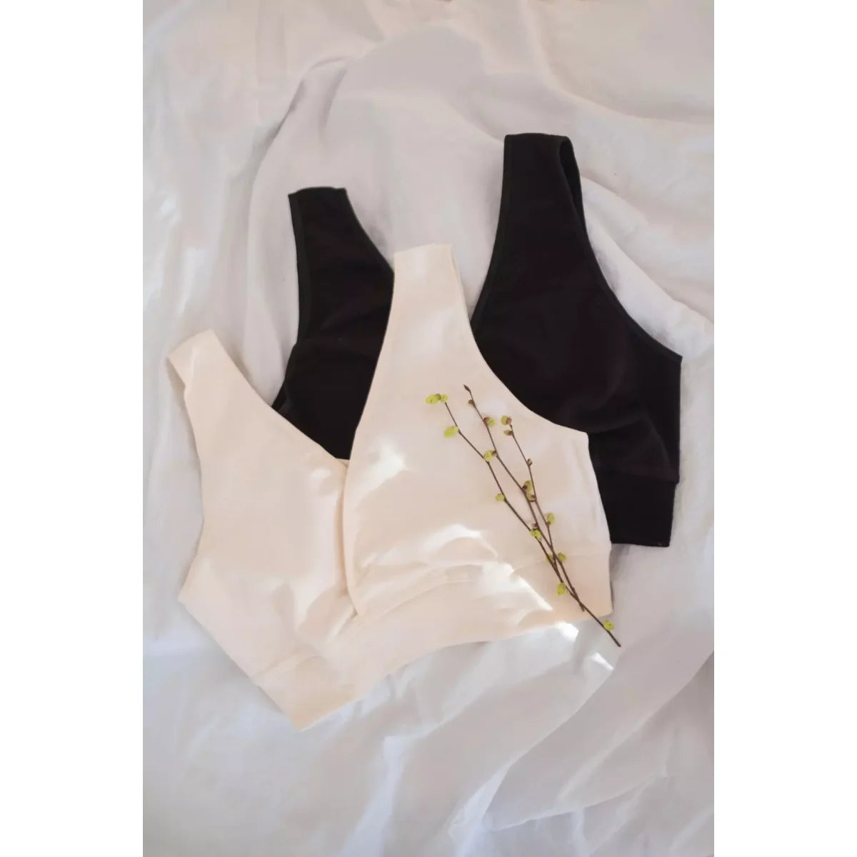 Cremeweißer nahtloser BH Still natur mit schwarzen Varianten, weicher Stoff