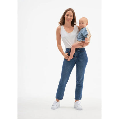 Frau hält Baby in still-Tank-Top In MUM we trust in Weiß