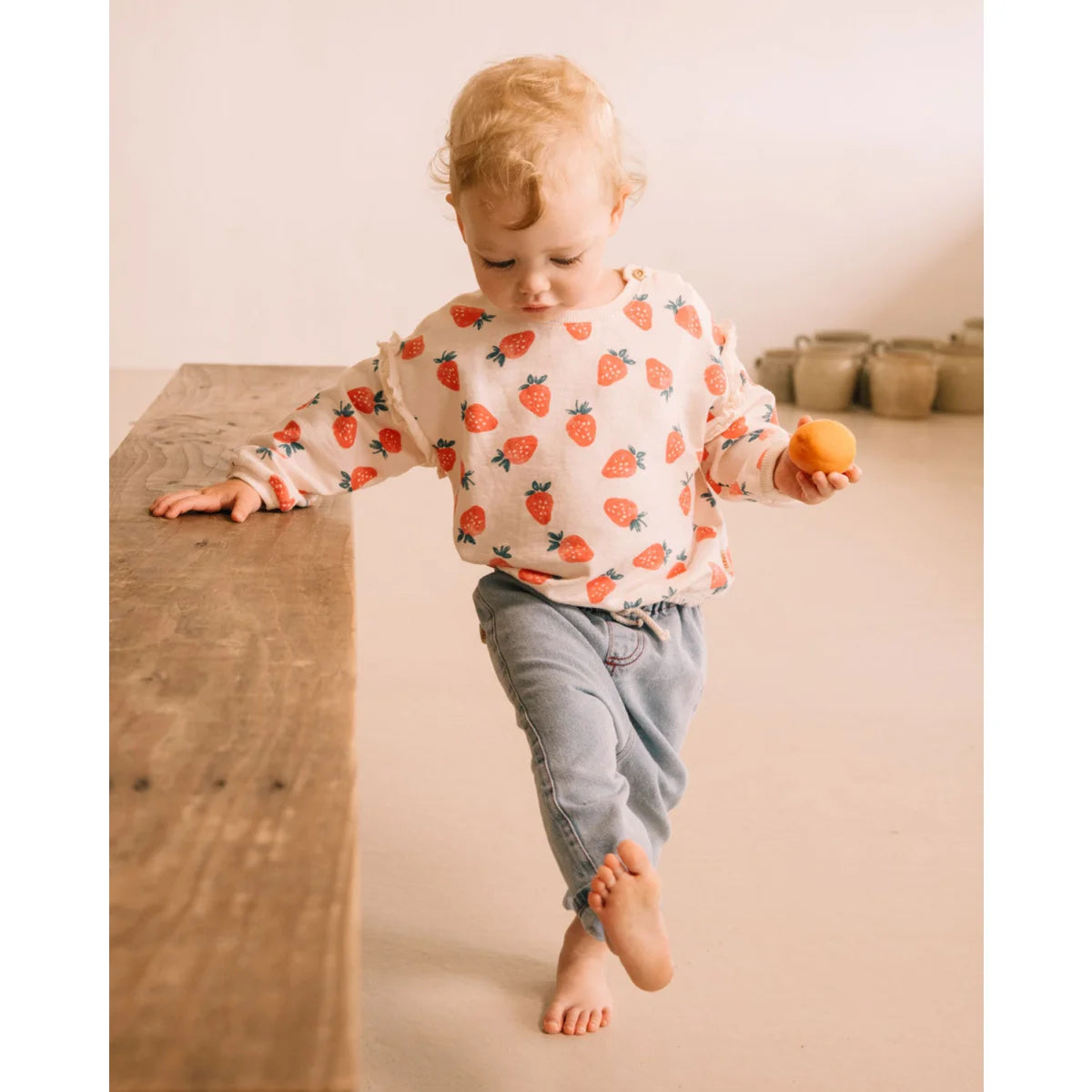 Kind mit Strawberry Sweatshirt in Creme, lange Ärmel, Erdbeerenmuster