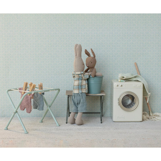 Mini Strickanzug Mikro Blau: Beige Hasenpuppe mit Karohemd und Shorts auf Hocker